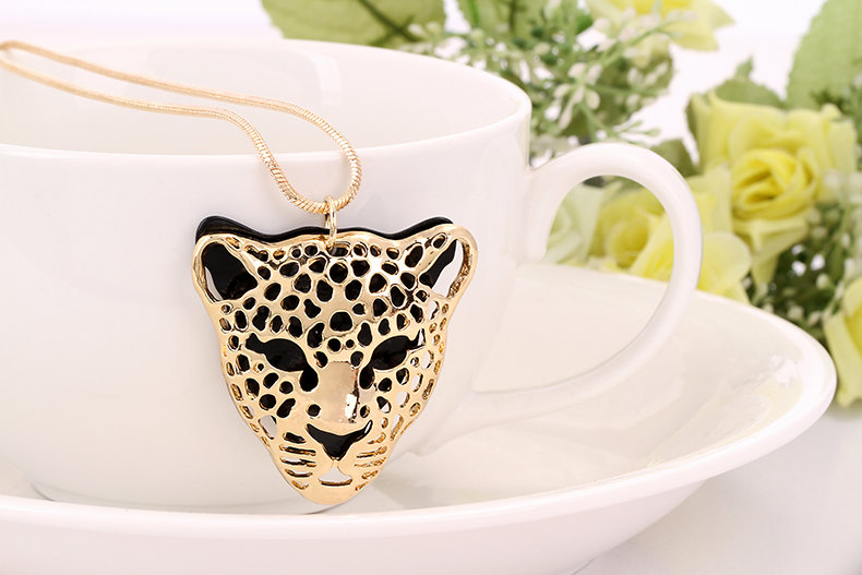 Chic Gold Leopard Pendant Necklace, Carved Necklace, Everyday Wear, Chic Necklace on Luulla